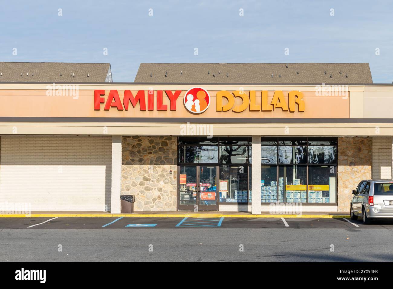 Ein Family Dollar Store Logo-Schild auf dem Gebäude. Pennsylvania, USA Stockfoto