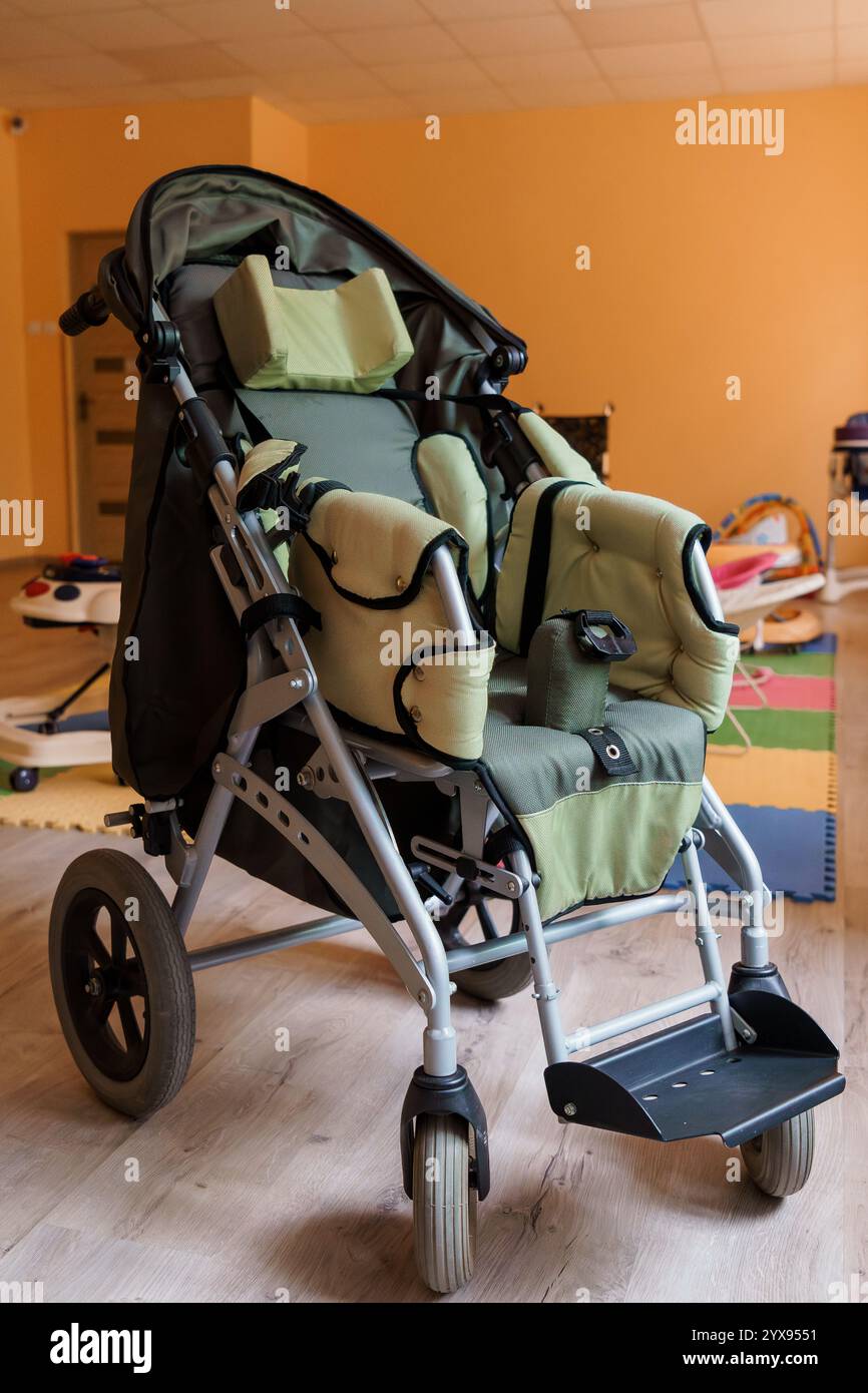 Moderner grüner und schwarzer Kinderwagen im Kinderbetreuungszentrum. Stockfoto