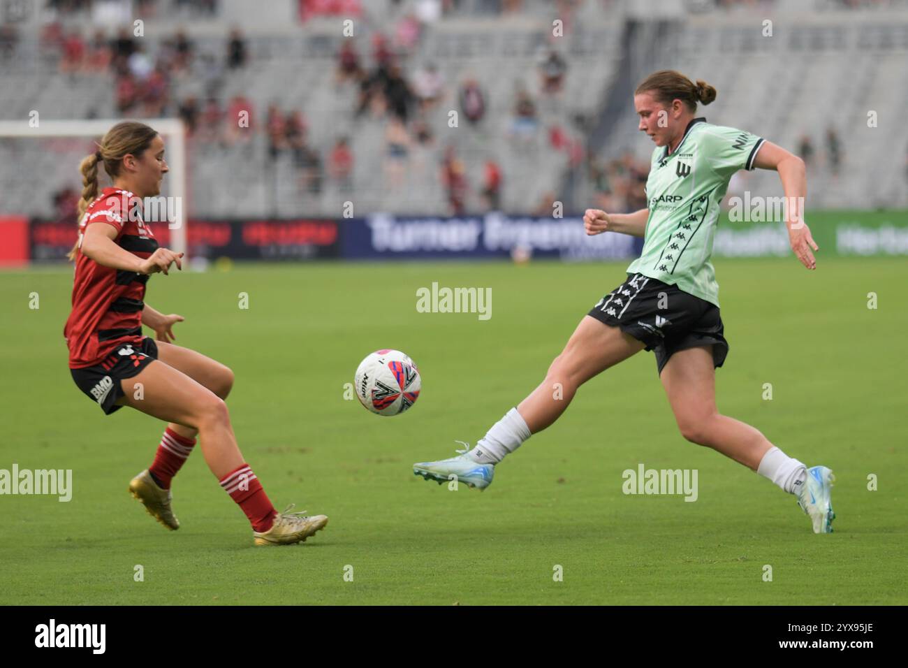 Parramatta, Australien. Dezember 2024. Amelia Rose Bennett (L) von Western Sydney Wanderers und Kahli Mary Johnson (R) von Western United FC, die 2024-25 während des 6. Spiels der Ninja A-League zwischen Western Sydney Wanderers FC und Western United FC im CommBank Stadium in Aktion waren. Endpunktzahl Western Sydney Wanderers 5:1 Western United. (Foto: Luis Veniegra/SOPA Images/SIPA USA) Credit: SIPA USA/Alamy Live News Stockfoto