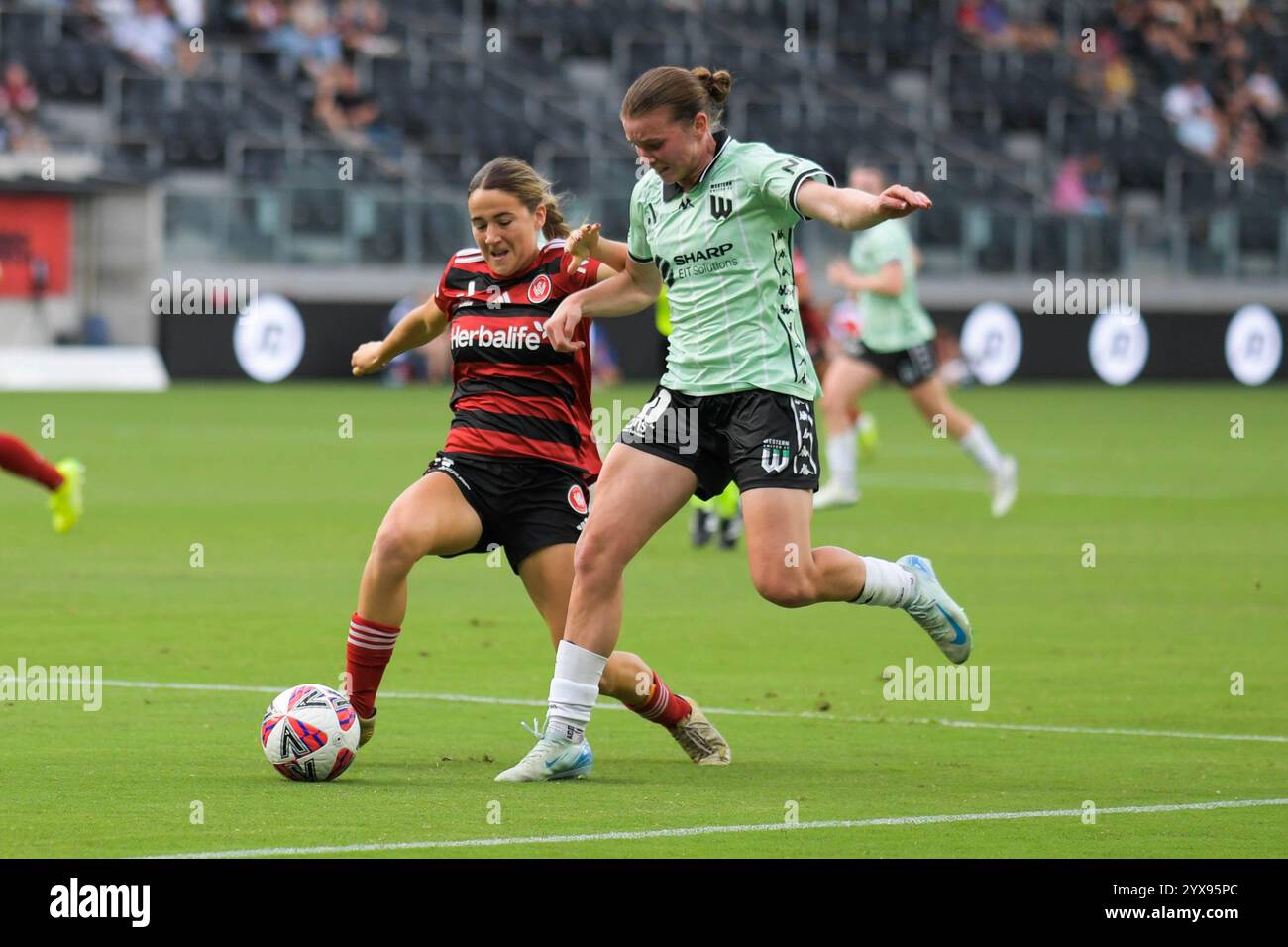 Parramatta, Australien. Dezember 2024. Amelia Rose Bennett (L) von Western Sydney Wanderers und Kahli Mary Johnson (R) von Western United FC, die 2024-25 während des 6. Spiels der Ninja A-League zwischen Western Sydney Wanderers FC und Western United FC im CommBank Stadium in Aktion waren. Endpunktzahl Western Sydney Wanderers 5:1 Western United. Endpunktzahl Western Sydney Wanderers 5:1 Western United. (Foto: Luis Veniegra/SOPA Images/SIPA USA) Credit: SIPA USA/Alamy Live News Stockfoto