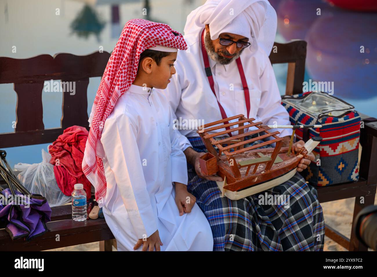 DOHA, KATAR - 13. Dezember 2024: Männer reiten auf Pferden, um den katarischen Nationalfeiertag zu feiern. Stockfoto