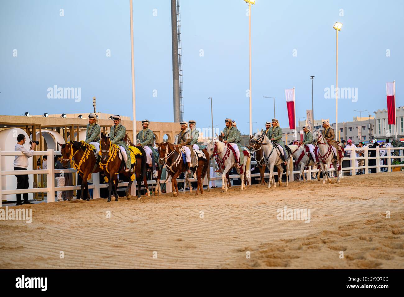DOHA, KATAR - 13. Dezember 2024: Männer reiten auf Pferden, um den katarischen Nationalfeiertag zu feiern. Stockfoto
