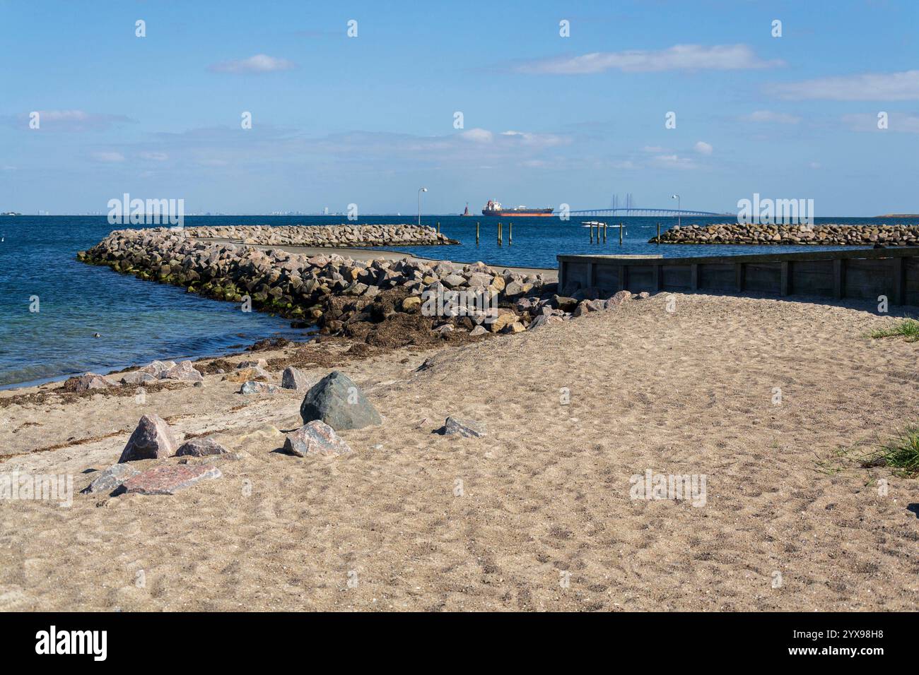 Oresund-Brücke vom Amager Beach Park aus gesehen, Kopenhagen, Dänemark, sonniger Tag Stockfoto