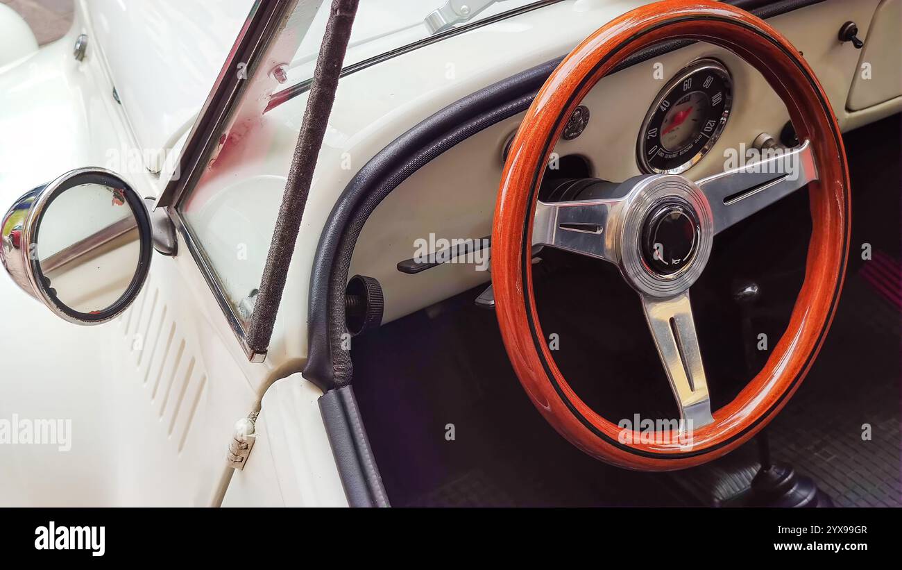 Italienischer Oldtimer-Innenraum mit Lenkrad aus Holz und Armaturenbrett Stockfoto