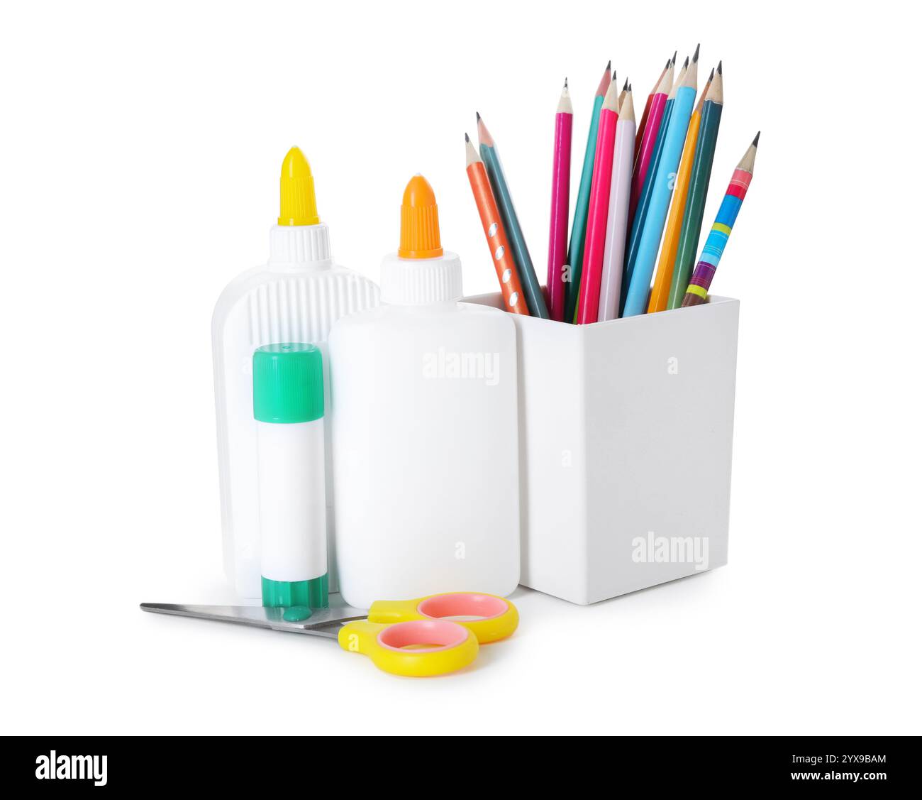 Verschiedene Arten von Klebstoff, Bleistiften und Scheren isoliert auf weiß Stockfoto