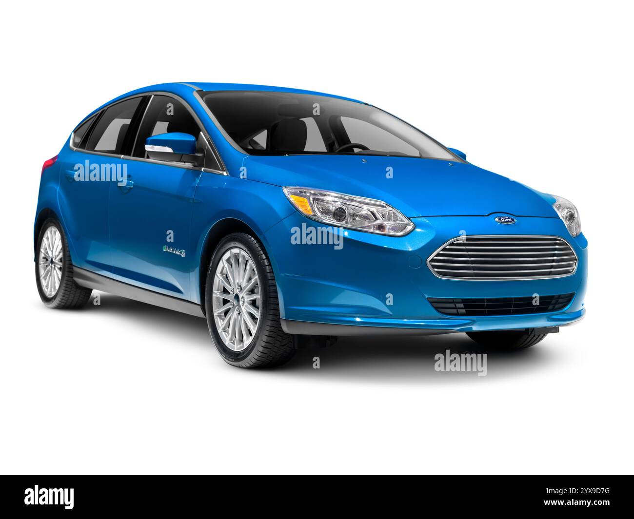Blau 2012 Ford Focus Electric BEV isoliert auf weißem Hintergrund mit Beschneidungspfad Stockfoto