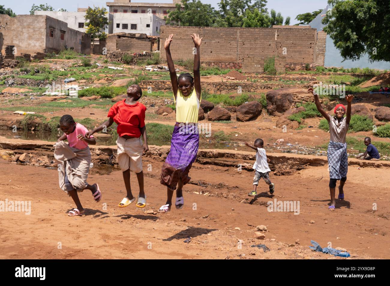 Kinder aus einem afrikanischen Dorf genießen ihren Sommerurlaub Stockfoto