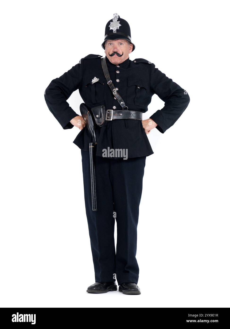 Humorvolle Porträt eines Keystone Cops, Vintage Polizist mit dem Ausdruck Ihrer Behörde, isoliert auf weißem Hintergrund. Stockfoto