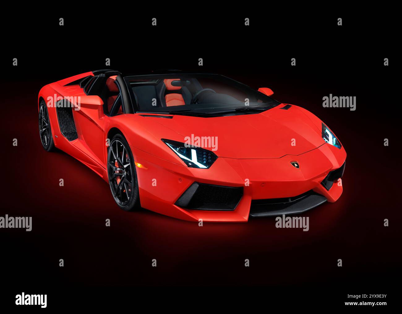 Rot 2014 Lamborghini Aventador LP 700-4 Roadster Supersportwagen. Isolierte Sportwagen auf schwarzem Hintergrund mit Beschneidungspfad. Stockfoto