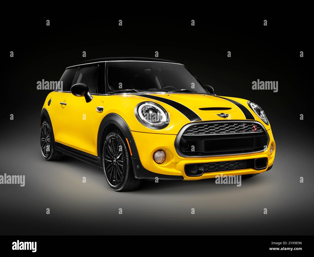 Gelber 2014 Mini Cooper S, Mini-Heckklappe, kompakter Stadtwagen mit Fließheck isoliert auf schwarzem Hintergrund mit Schnittpfad Stockfoto