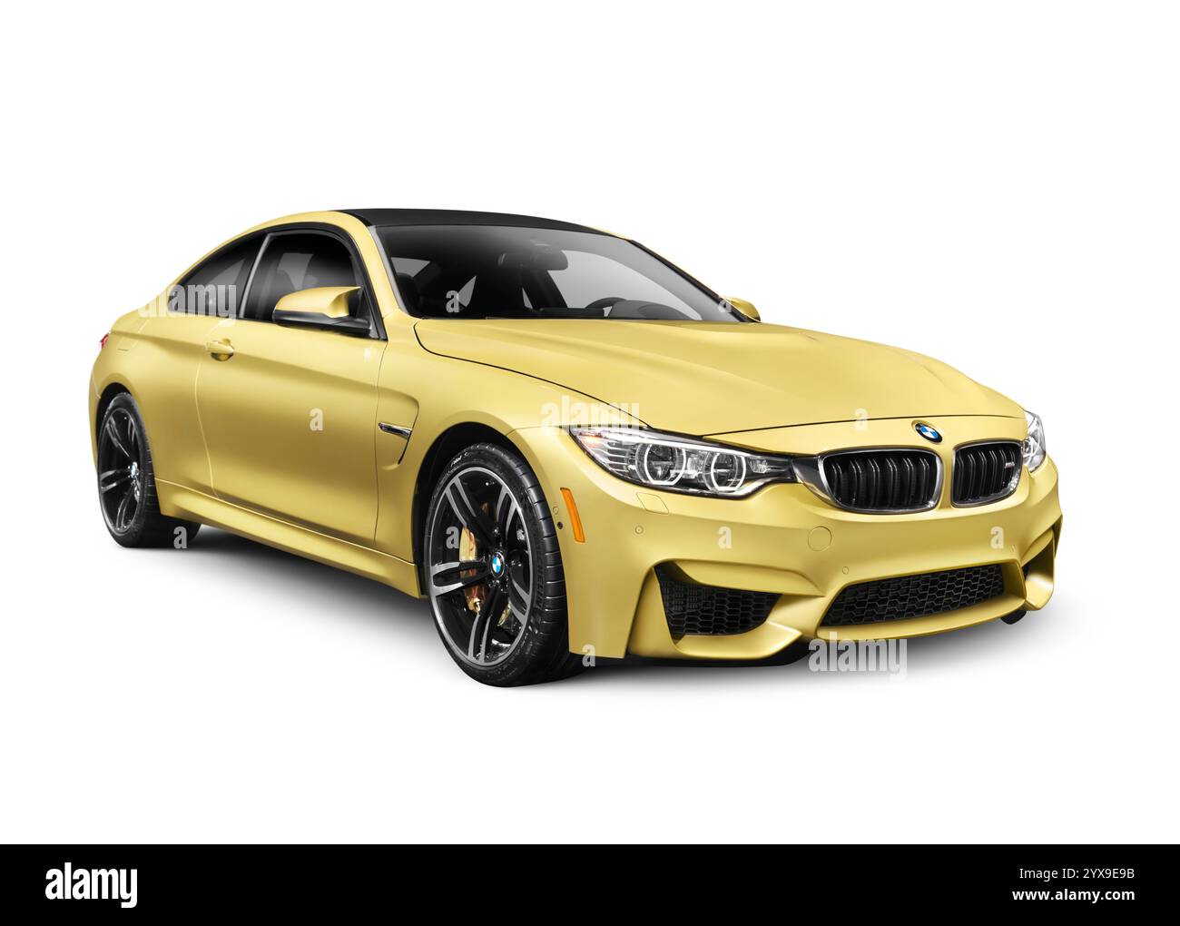 Gold 2015 BMW M4 Coupé Performance Fahrzeug isoliert auf weißem Hintergrund mit Beschneidungspfad Stockfoto
