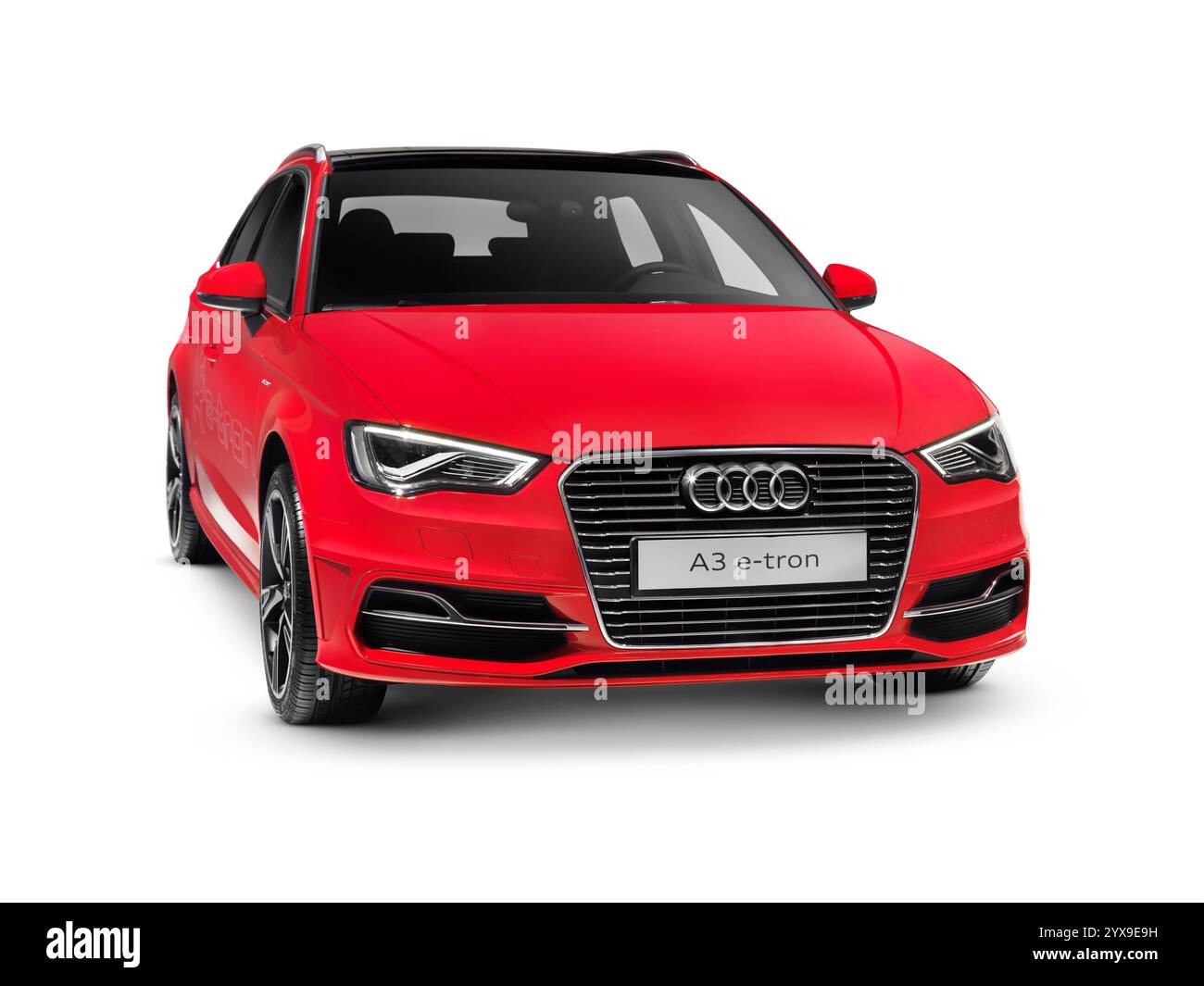 Rot 2015 Audi A3 Sportback e-Tron-Plug-in Hybrid-Auto. Isoliert auf weißem Hintergrund mit Beschneidungspfad. Stockfoto