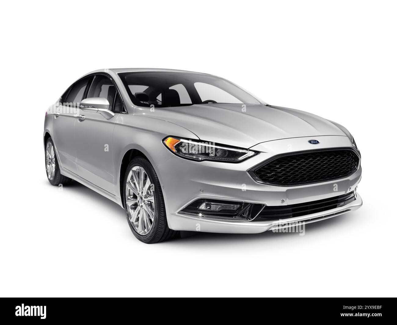Silber 2017 Ford Fusion-Mittelklasse-Limousine-Auto isoliert auf weißem Hintergrund mit Beschneidungspfad Stockfoto