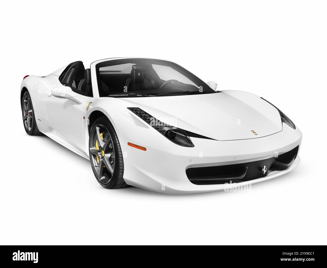 White 2011 Ferrari 458 Spider Supersportwagen Sportwagen. Isoliert auf weißem Hintergrund mit Beschneidungspfad. Stockfoto