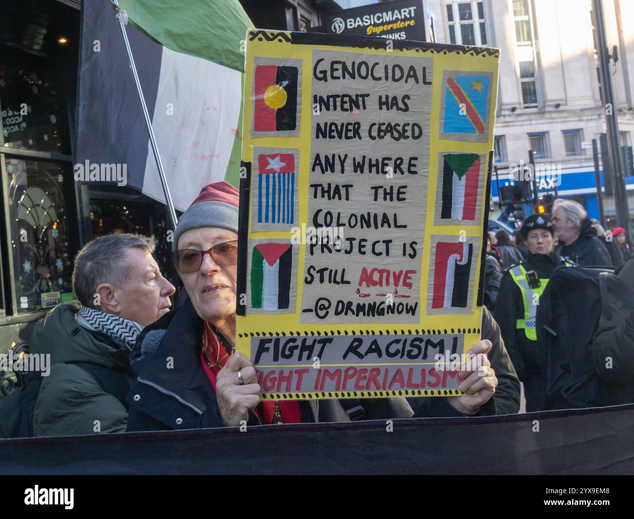 London, Großbritannien. Dezember 2024. Demonstranten aus East London bekämpfen Rassismus! Bekämpfe Den Imperialismus! Protest vor MacDonalds in der Oxford Street, in dem gefordert wird, ihre Unterstützung für die israelischen Angriffe auf Gaza zu beenden und Kunden zu boykottieren. MacDonalds International hat seine Unterstützung verweigert und seine israelische Franchise dafür verantwortlich gemacht, dass Einheiten der israelischen Verteidigungsstreitkräfte kostenlose Mahlzeiten und 50 % Ermäßigung an Mitglieder der israelischen Sicherheitskräfte erhalten haben, und erklärt, dass sie ihre Geschäfte in Israel zurückkaufen. Die Gruppe protestierte vor anderen Geschäften, die die Angriffe auf Palästinenser unterstützen. Peter Marsha Stockfoto