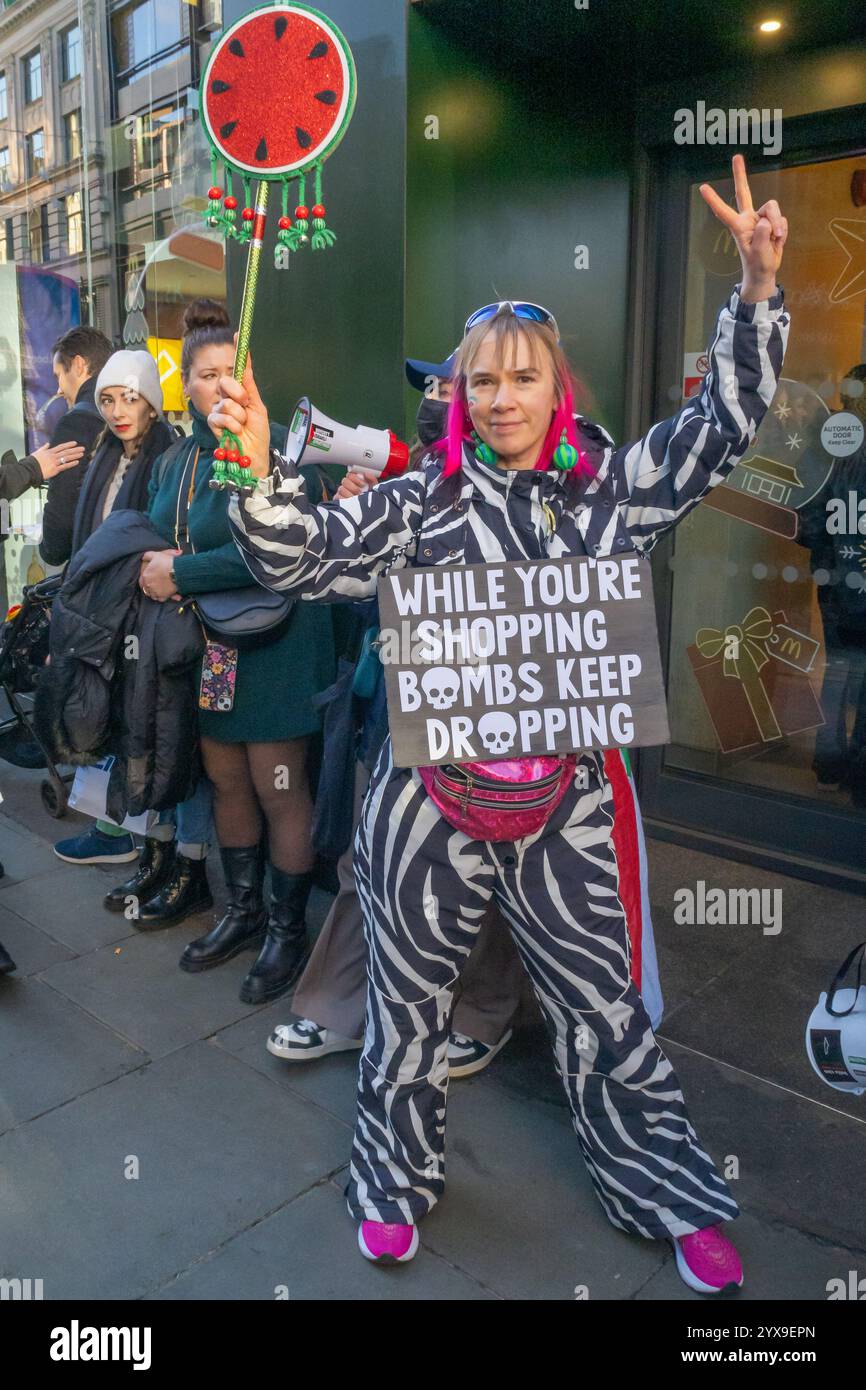 London, Großbritannien. Dezember 2024. Demonstranten aus East London bekämpfen Rassismus! Bekämpfe Den Imperialismus! Protest vor MacDonalds in der Oxford Street, in dem gefordert wird, ihre Unterstützung für die israelischen Angriffe auf Gaza zu beenden und Kunden zu boykottieren. MacDonalds International hat seine Unterstützung verweigert und seine israelische Franchise dafür verantwortlich gemacht, dass Einheiten der israelischen Verteidigungsstreitkräfte kostenlose Mahlzeiten und 50 % Ermäßigung an Mitglieder der israelischen Sicherheitskräfte erhalten haben, und erklärt, dass sie ihre Geschäfte in Israel zurückkaufen. Die Gruppe protestierte vor anderen Geschäften, die die Angriffe auf Palästinenser unterstützen. Peter Marsha Stockfoto