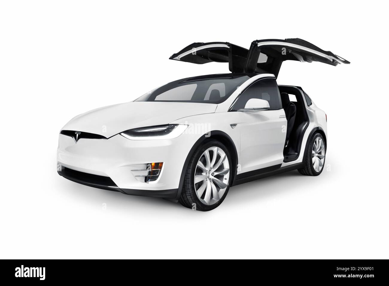 Weiße 2017 Tesla Model X Luxus SUV Elektroauto mit offenen Falcon Flügeltüren isoliert auf weißem Hintergrund Stockfoto