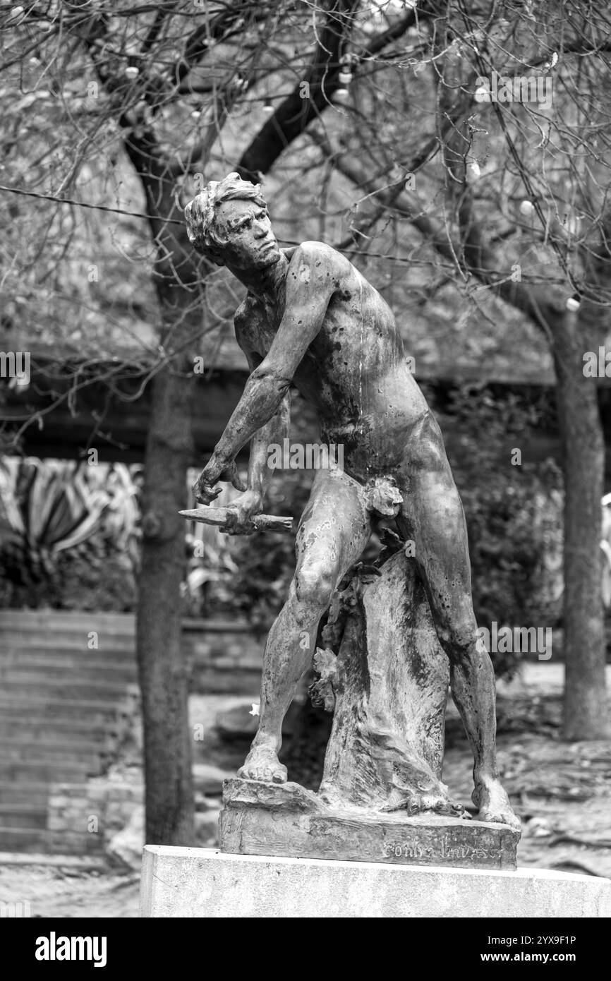 Girona, Katalonien, Spanien - 12. FEBRUAR 2022: Bronzenachbildung der Skulptur Contra l'Invasor, Against the Invader von Miquel Blay in einem Park in Girona. Stockfoto