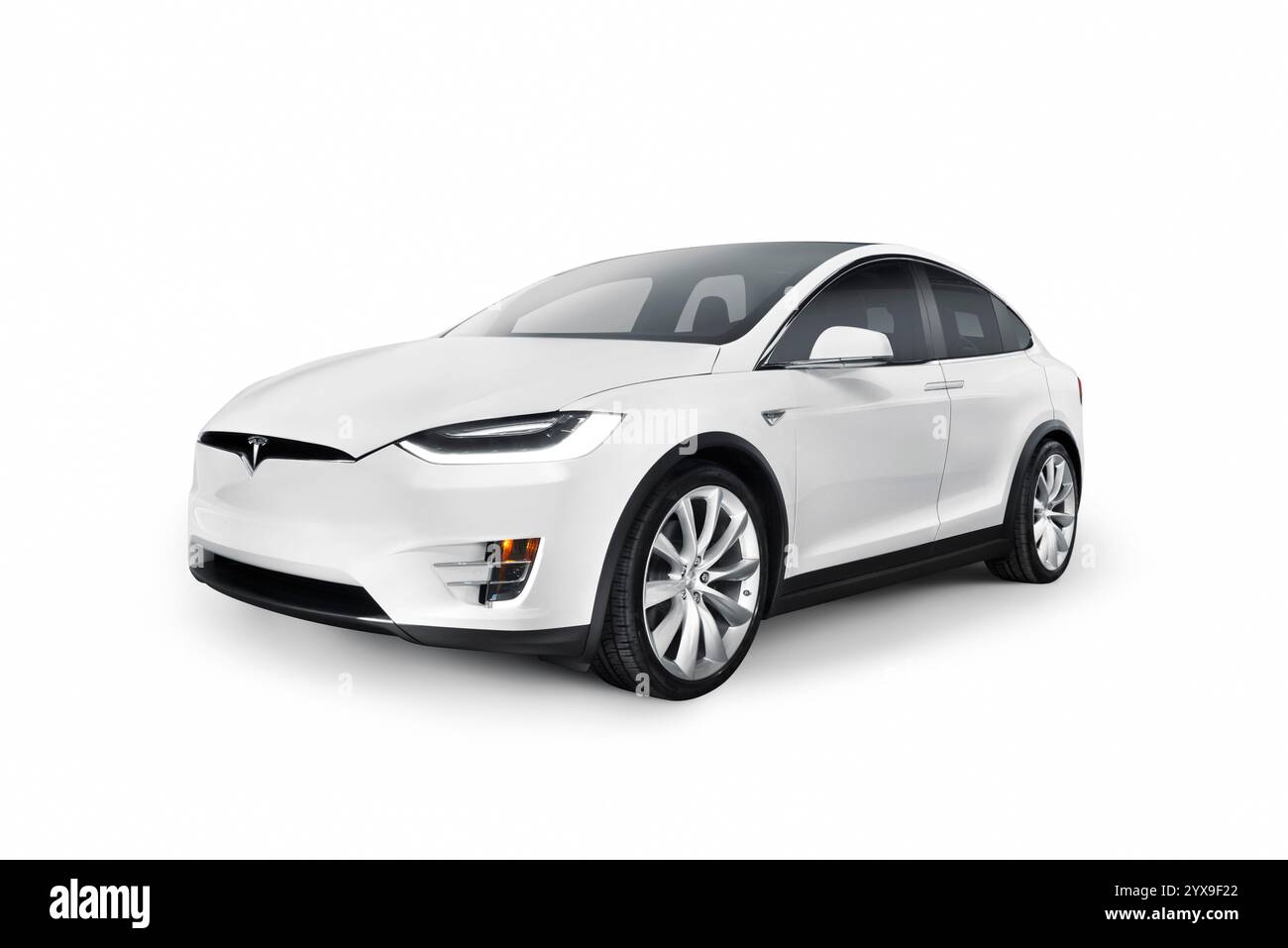 Weiße 2017 Tesla Model X Luxus SUV Elektroauto isoliert auf weißem Hintergrund mit Beschneidungspfad Stockfoto