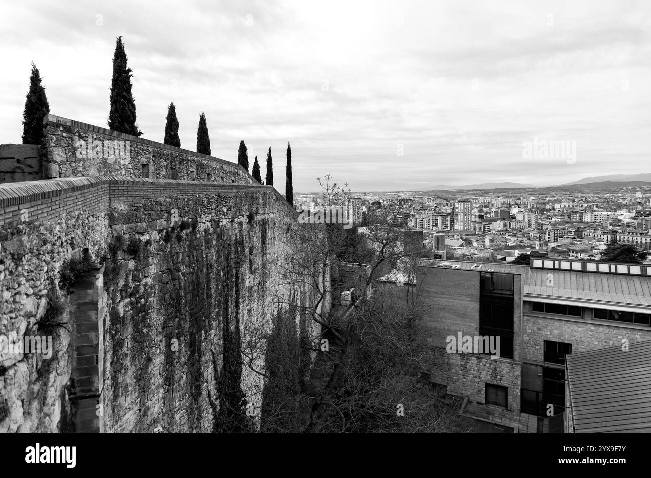 Girona, Katalonien, Spanien - 12. Februar 2022: Alte Stadtmauern von Girona, eine der vollständigsten Stadtmauern Europas. Stockfoto