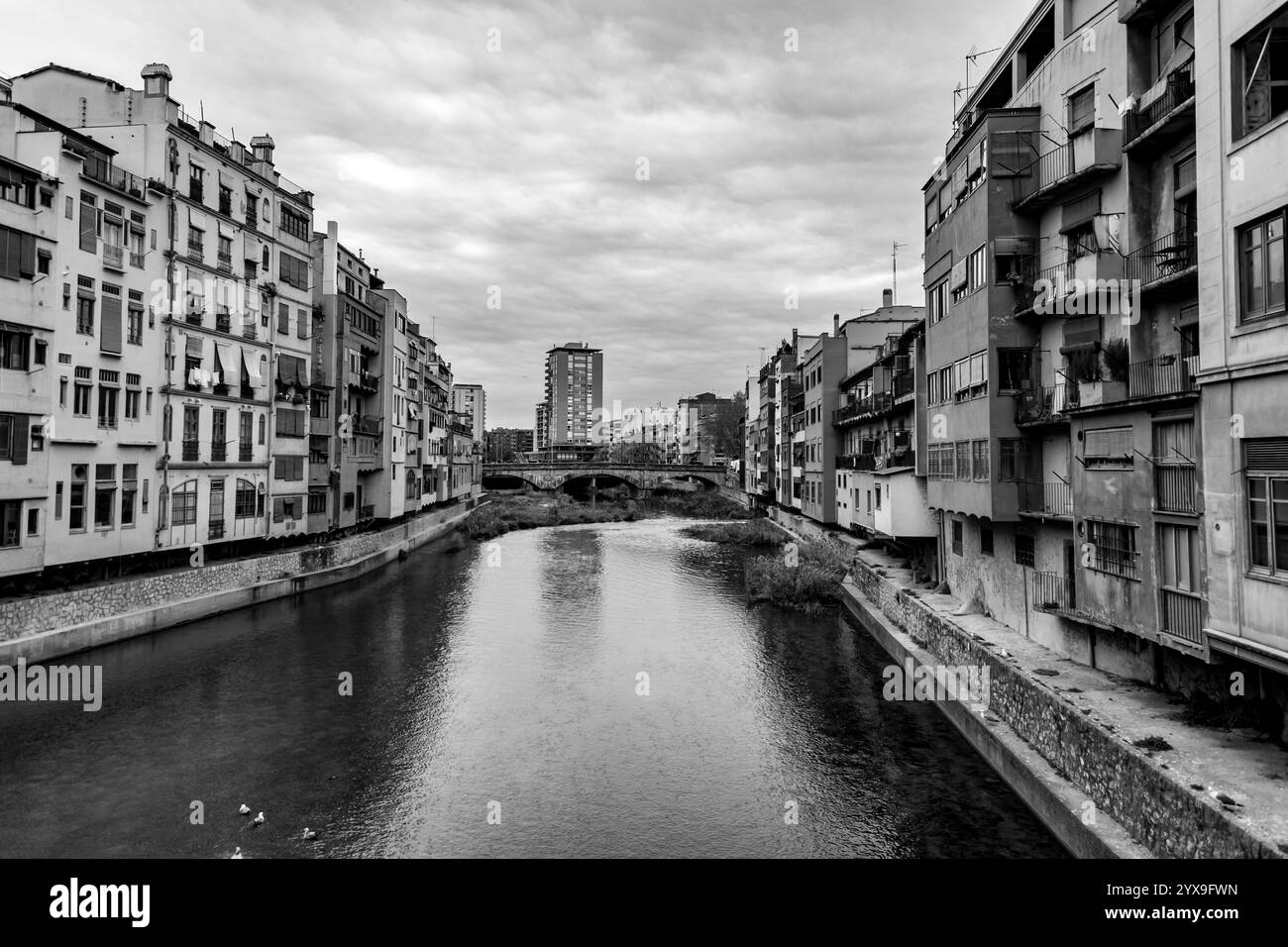 Girona, Katalonien, Spanien - 12. FEBRUAR 2022: Stadtblick und Gebäude rund um den Fluss Onyar in Girona, Südkatalonien, Spanien. Stockfoto