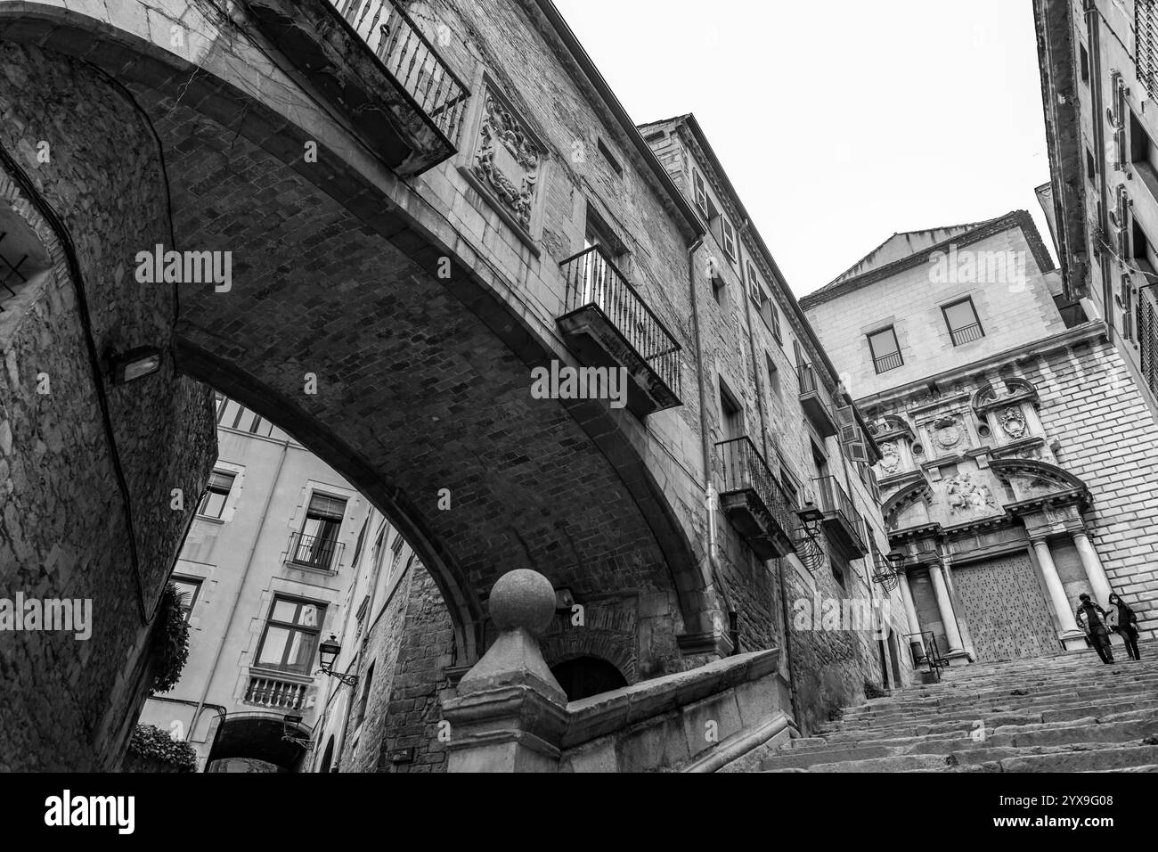 Girona, Katalonien, Spanien - 12. FEBRUAR 2022: Wunderschöne Stufen und Torbogen des Pujada de Sant Domenec im jüdischen Viertel Girona, Katalonien, Stockfoto