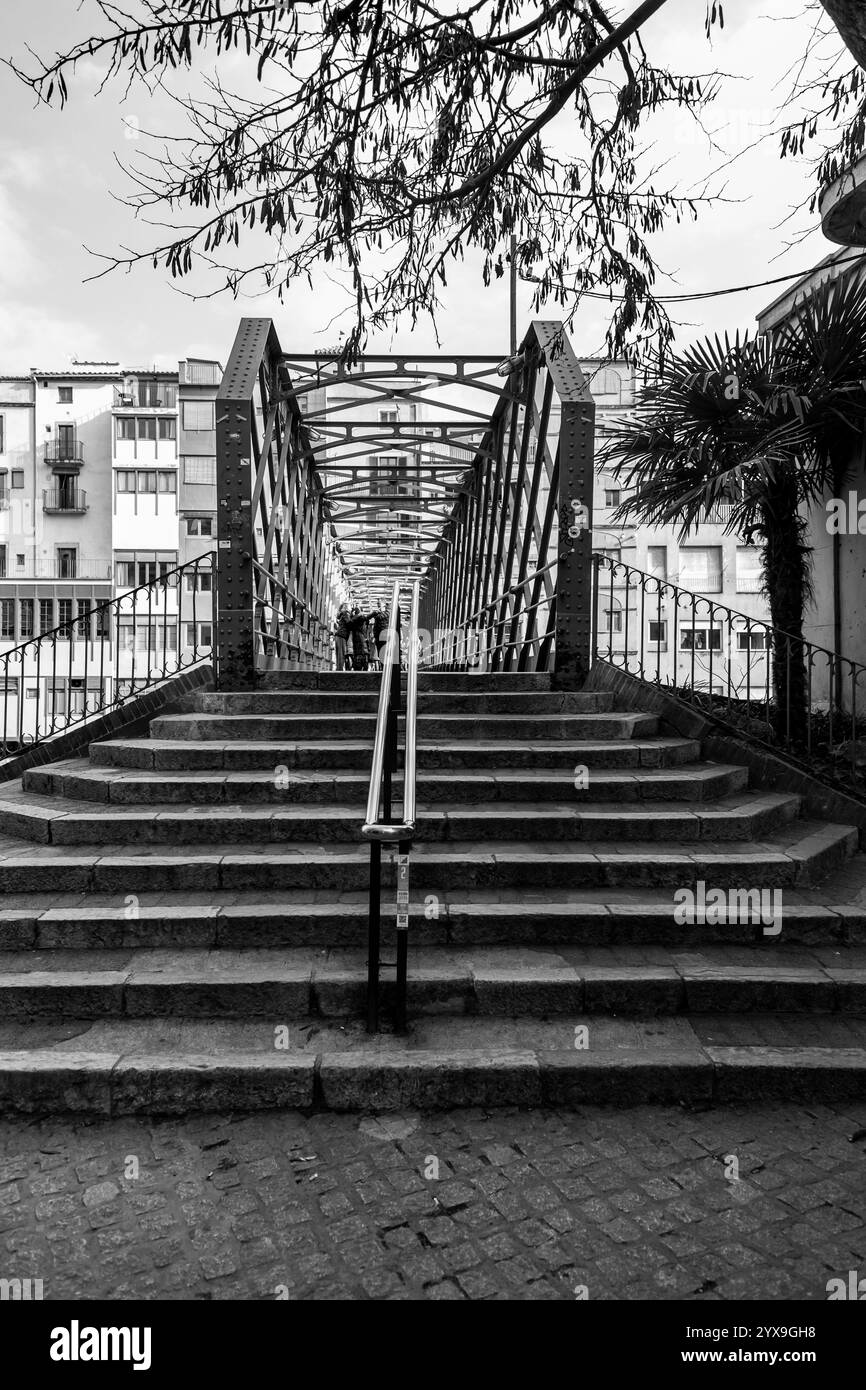 Girona, Katalonien, Spanien - 12. FEBRUAR 2022: Eiffelbrücke, erbaut von Gustave Eiffel über dem Fluss Onyar in Girona, Katalonien, Spanien. Stockfoto