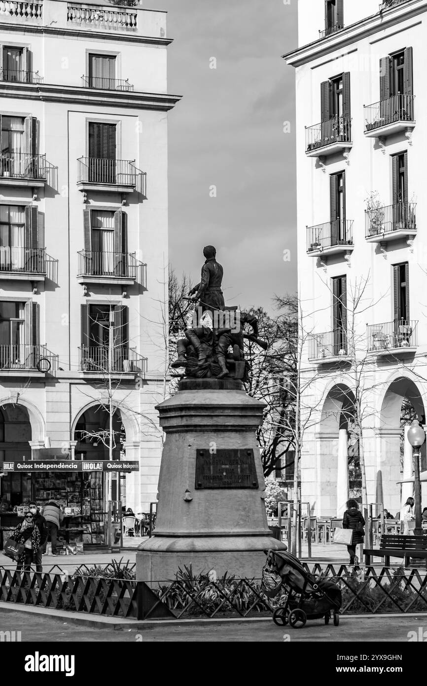 Girona, Katalonien, Spanien - 12. FEBRUAR 2022: Placa de la Independencia ist ein öffentlicher Platz in der Gemeinde Girona, der im Verzeichnis der A aufgeführt ist Stockfoto