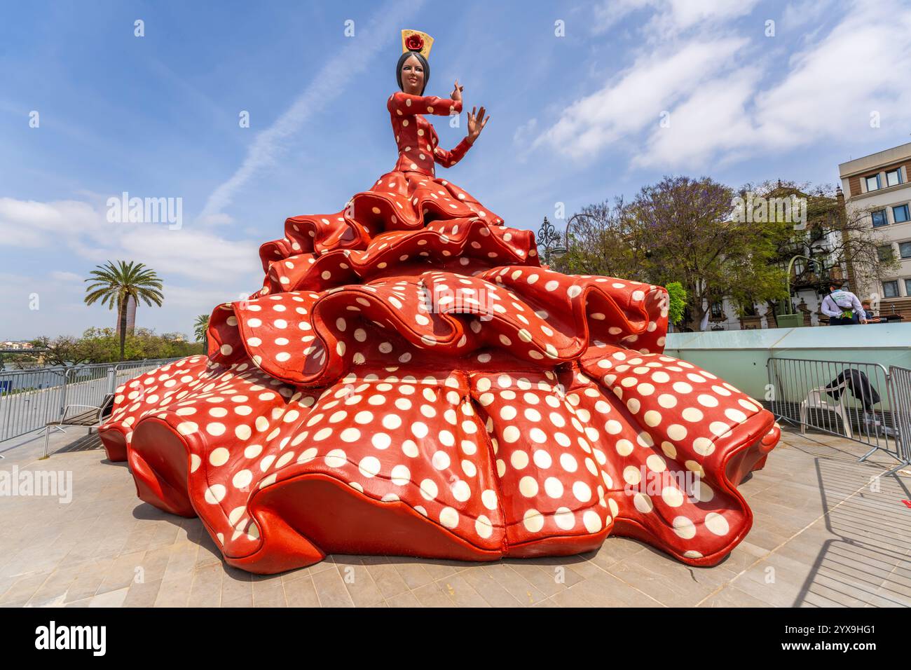 Riesige Flamenco-Tänzerstatue, Skulptur einer Frau im Flamenco-Kleid während der Feier der Aprilmesse in Sevilla, fiesta. Sevilla, Spanien. Stockfoto