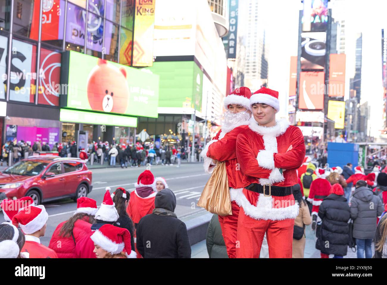 New York, Vereinigte Staaten. Dezember 2024. Menschen in Weihnachtsmannskostümen nehmen am 14. Dezember 2024 an der jährlichen SantaCon in New York City Teil. Quelle: Brazil Photo Press/Alamy Live News Stockfoto