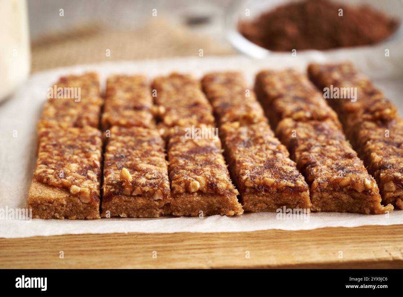 Hausgemachte gesunde Bars aus Molkenproteinpulver, Erdnussbutter, Ahornsirup und rohen Datteln, Nahaufnahme Stockfoto