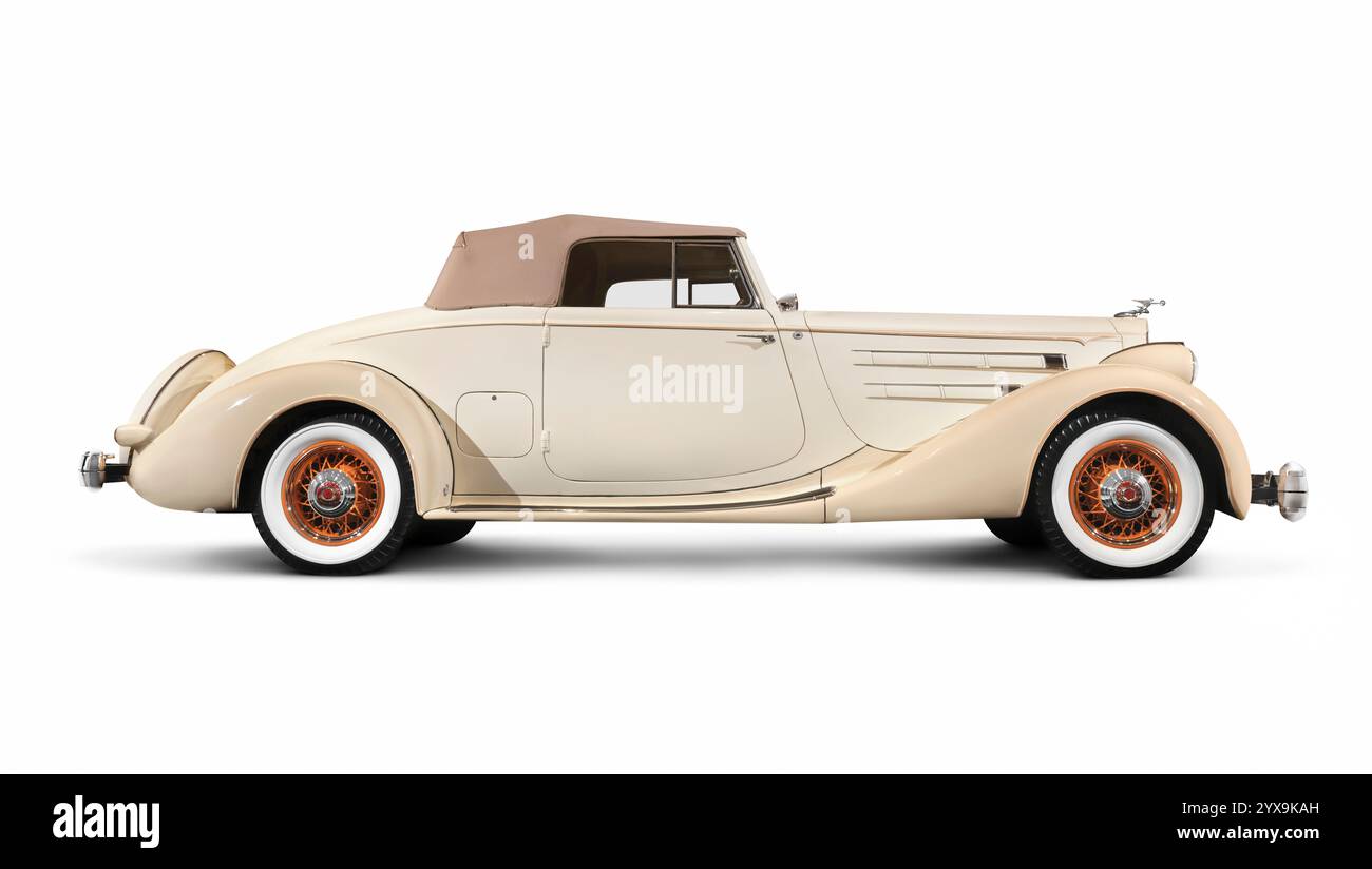 1935 Packard Twelve Coupe Roadster von Dietrich Elfenbein beige klassischer Oldtimerwagen isoliert auf weißem Hintergrund mit Schneideweg Stockfoto