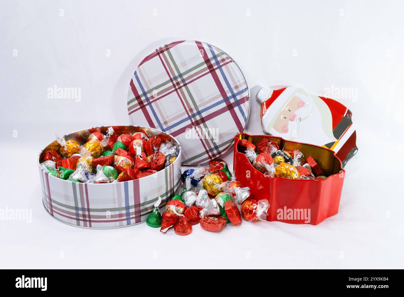 Zwei Weihnachtsbonbons wurden geöffnet, und etwas Süßigkeiten wurde herausgeschüttet. Stockfoto