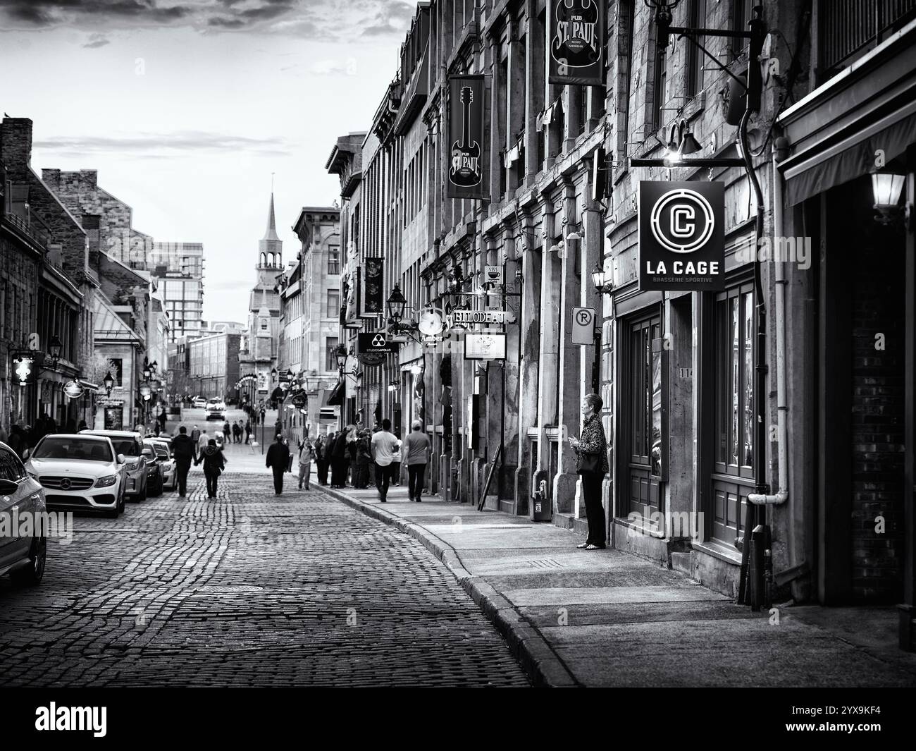 La Cage, Bilodeau, St Paul Pub und andere Geschäfte und Restaurants auf Rue St Paul historische Straße der Altstadt in Montreal, Quebec, Kanada bei Sonnenuntergang. Rue S Stockfoto