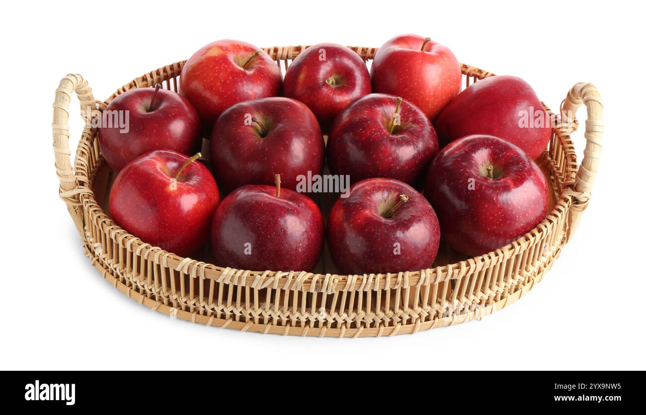 Frisch reife rote Äpfel in Weidenschale isoliert auf weiß Stockfoto