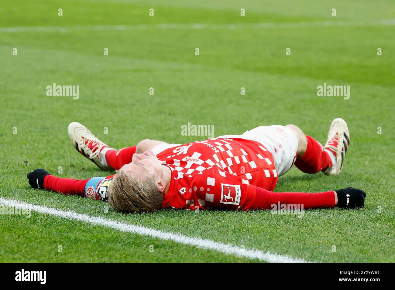 Mainz, Deutschland Dezember 2024. v.l.: Jonathan Burkardt (1.FSV Mainz 05, 29) verletzt, verletzt, verletzt, 14.12.2024, Fussball, Bundesliga, 1. FSV Mainz 05 - FC Bayern München, GER, Mainz, Mewa Arena, DFL-VORSCHRIFTEN VERBIETEN DIE VERWENDUNG VON FOTOGRAFIEN ALS BILDSEQUENZEN UND/ODER QUASI-VIDEO. Quelle: HMB Media/Alamy Live News Stockfoto