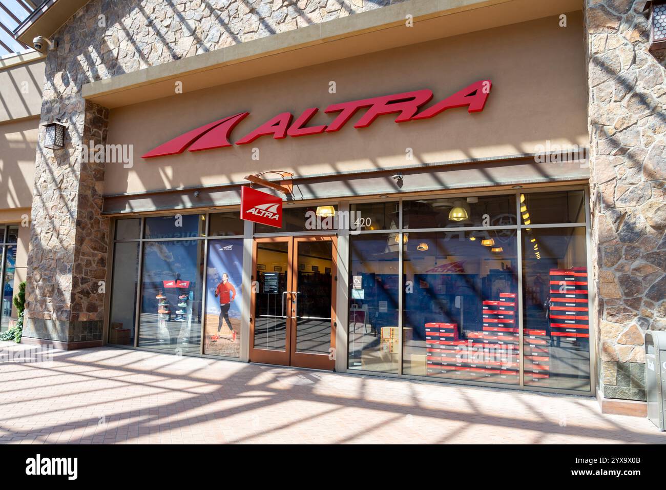 Lehi, UT, USA – 25. Juni 2023: Ein Altra-Geschäft in einem Outlet-Einkaufszentrum in Lehi, UT, USA. Stockfoto