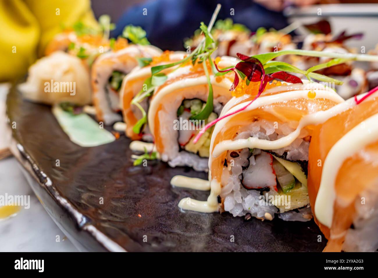 Sushi, ein japanisches Gericht mit Reis und rohem Lachs Stockfoto