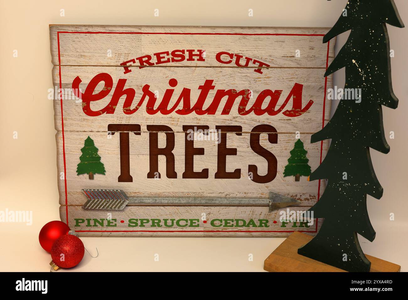 Altmodische Holzschilder Werbung Für Frisch Geschnittene Weihnachtsbäume Stockfoto