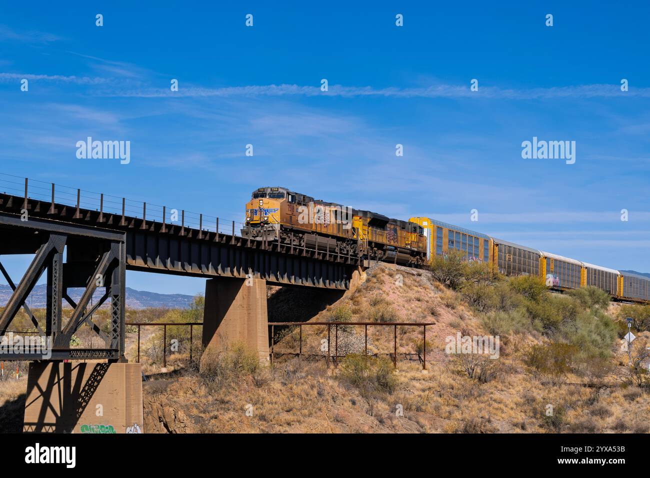 Cienega Creek Crossing 12-14-2024 Vail, AZ USA Uniop Pacific GE ES44AC Lokomotive 7518, die einen Güterzug über die Cienega Creek Brücke bei Vai führt Stockfoto