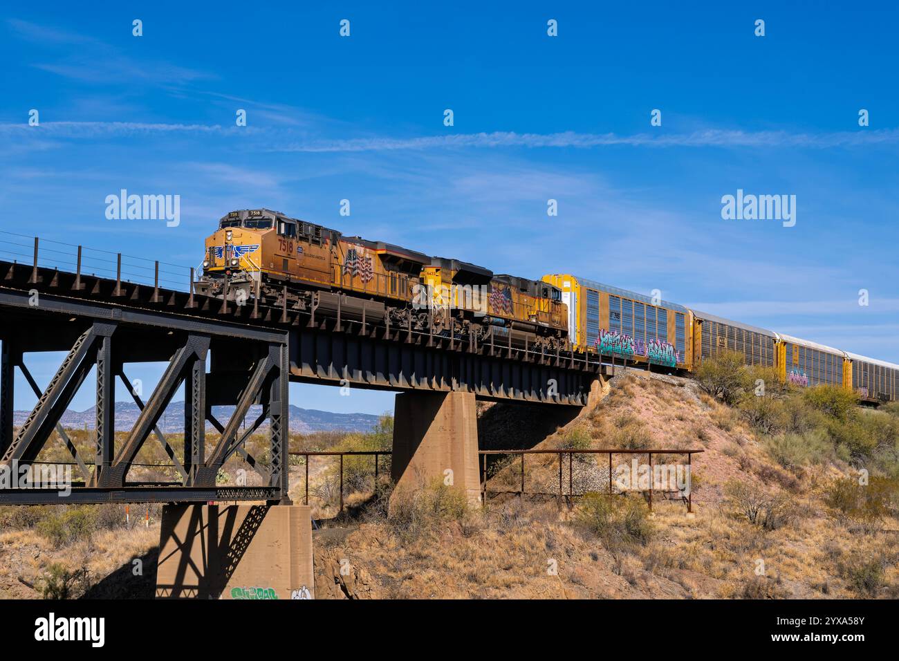 Cienega Creek Crossing 12-14-2024 Vail, AZ USA Union Pacific GE ES44AC Lokomotive 7518, die einen Güterzug über die Cienega Creek Brücke bei Vai führt Stockfoto