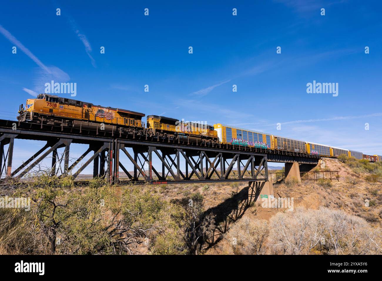 Cienega Creek Crossing 12-14-2024 Vail, AZ USA Union Pacific GE ES44AC Lokomotive 7518, die einen Güterzug über die Cienega Creek Brücke bei Vai führt Stockfoto