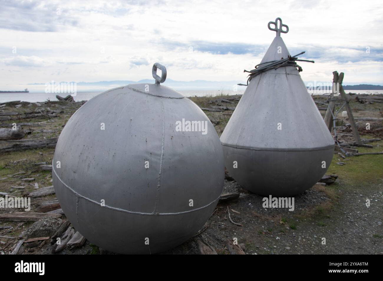 Stahl schwimmt am Strand an der Fort Rodd Hill & Fisgard Lighthouse National Historic Site in Victoria, British Columbia, Kanada Stockfoto