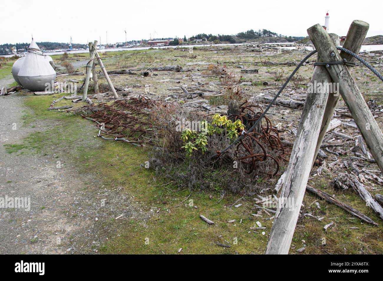 Stahlgitterfalle zur Erkennung eingehender U-Boote auf der Fort Rodd Hill & Fisgard Lighthouse National Historic Site in Victoria, British Columbia, Kanada Stockfoto