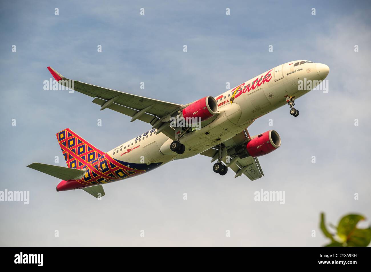 Batik Air, Airbus A320-200, PK-LAI bei finalem Anflug zum Flughafen Singapur Changi an einem sonnigen Tag Stockfoto
