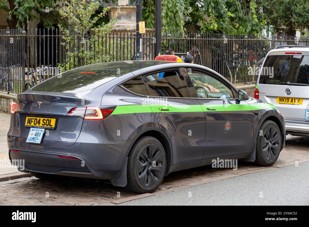 Tesla Model Y Taxiwagen im Stadtzentrum von Cambridge, England, Großbritannien, 2024 Stockfoto