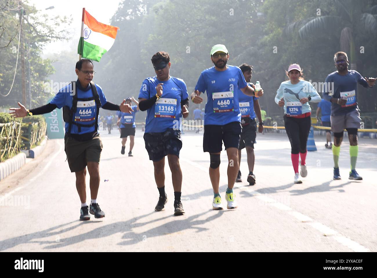 Kalkutta, Indien. Dezember 2024. Ein indischer Blindenläufer nimmt an der „Tata Steel World 25K“ Teil und am 15. Dezember 2024 am Victoria Memorial in Kalkutta vorbei.Bilder von Debajyoti Chakraborty(Foto: Debajyoti Chakraborty/News Images) Credit: News Images LTD/Alamy Live News Stockfoto