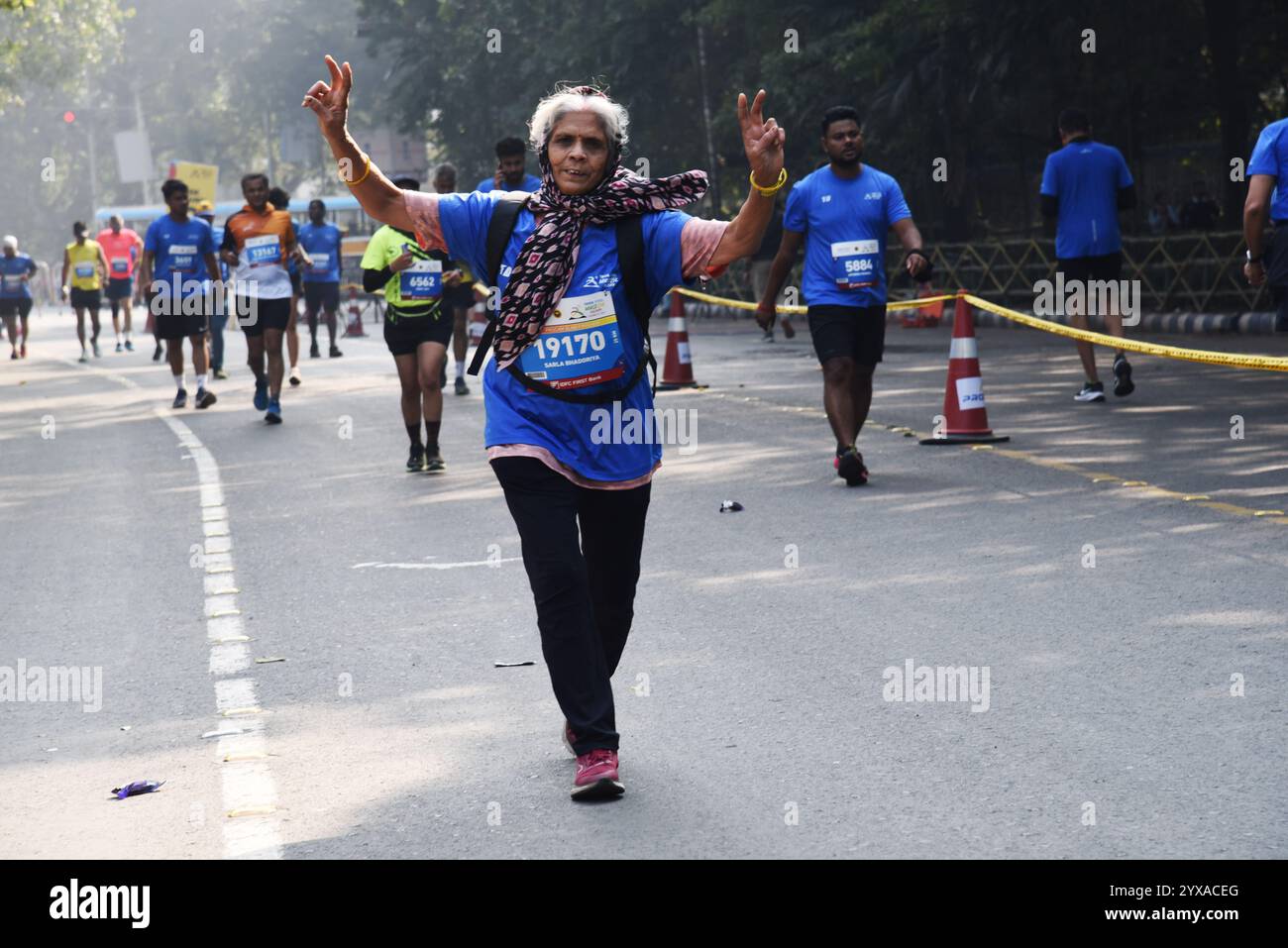 Kalkutta, Indien. Dezember 2024. Eine indische Läuferin für Seniorinnen nimmt an der „Tata Steel World 25K“ Teil und am 15. Dezember 2024 am Victoria Memorial in Kalkutta vorbei.Bilder von Debajyoti Chakraborty(Foto: Debajyoti Chakraborty/News Images) Credit: News Images LTD/Alamy Live News Stockfoto