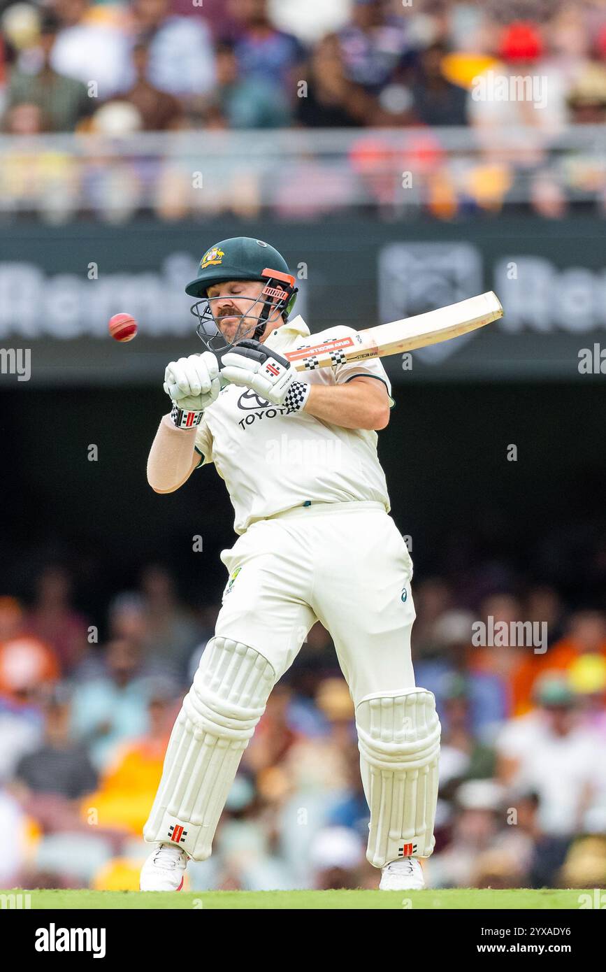 Brisbane, Australien, 15. Dezember 2024. Travis Head of Australia spielt am 2. Tag des dritten NRMA Insurance Test Matches der Border Gavaskar Trophäe zwischen Australien und Indien bei der Gabba am 15. Dezember 2024 in Brisbane, Australien. Quelle: Santanu Banik/Speed Media/Alamy Live News Stockfoto