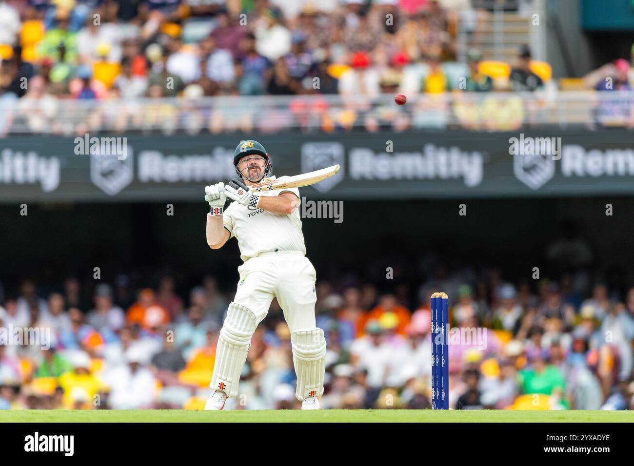 Brisbane, Australien, 15. Dezember 2024. Travis Head of Australia spielt am 2. Tag des dritten NRMA Insurance Test Matches der Border Gavaskar Trophäe zwischen Australien und Indien bei der Gabba am 15. Dezember 2024 in Brisbane, Australien. Quelle: Santanu Banik/Speed Media/Alamy Live News Stockfoto